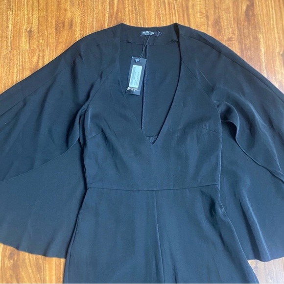 NWT New Nasty Gal Women's Black Deep V Neck Cape Straight Leg Jumpsuit Size 4 - Picture 5 of 16